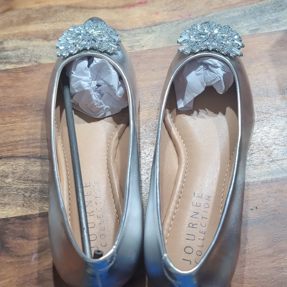 Journee Collection Women's Renzo Jeweled Flats
